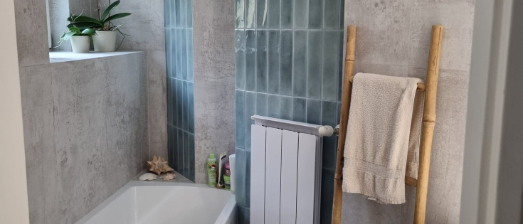 Beton hatású fürdőszoba zöld csempével