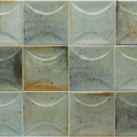 Equipe Hanoi arco celadon domború dekor 1010 cm  körbeemelkedő mintázattal, egyedi színjátékokkal Equipe Hanoi 6,5x20cm fali csempe