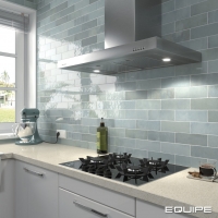 Aquipe Artisan Aqua 6,5x20cm konyhai hátfal csempe ,sznárnyalat váltással és fényes felülettel Equipe Equipe Artisan – prémium fényes csempe komplett rendszerrel