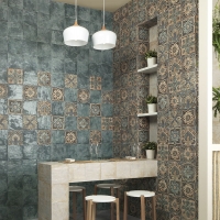 Konyhai enteriőr Mainzu Mandalal 20x20cm csempével  zöld árnyalatú kőhatású fal és ornamentikus dekorlapok kombinációja Mainzu Mandala 20x20cm  csempe